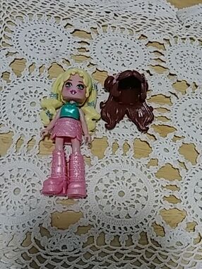 Royale High mini doll with outfit, boots, 2 sets of hair